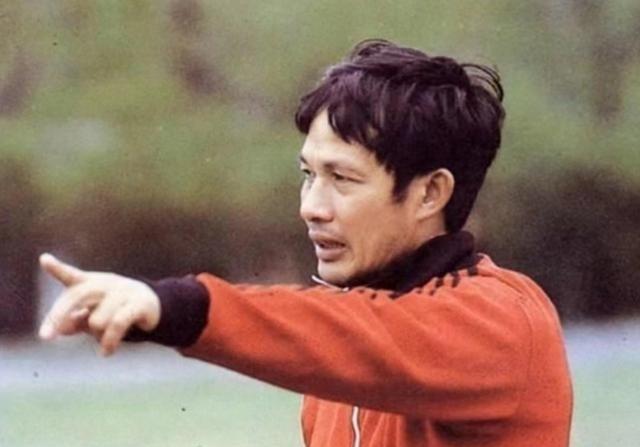 1934年，苏永舜出生在广州。在培正中学读书时，就因球技出色入选广州队。1951