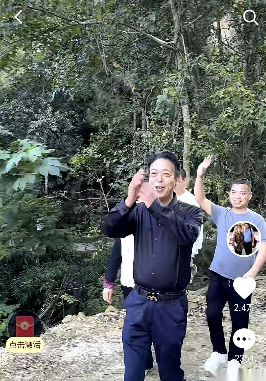 看到姚爸对着老乡挥手的那一刻，不知道为什么，突然就有点想哭。
那不是什么大人物衣