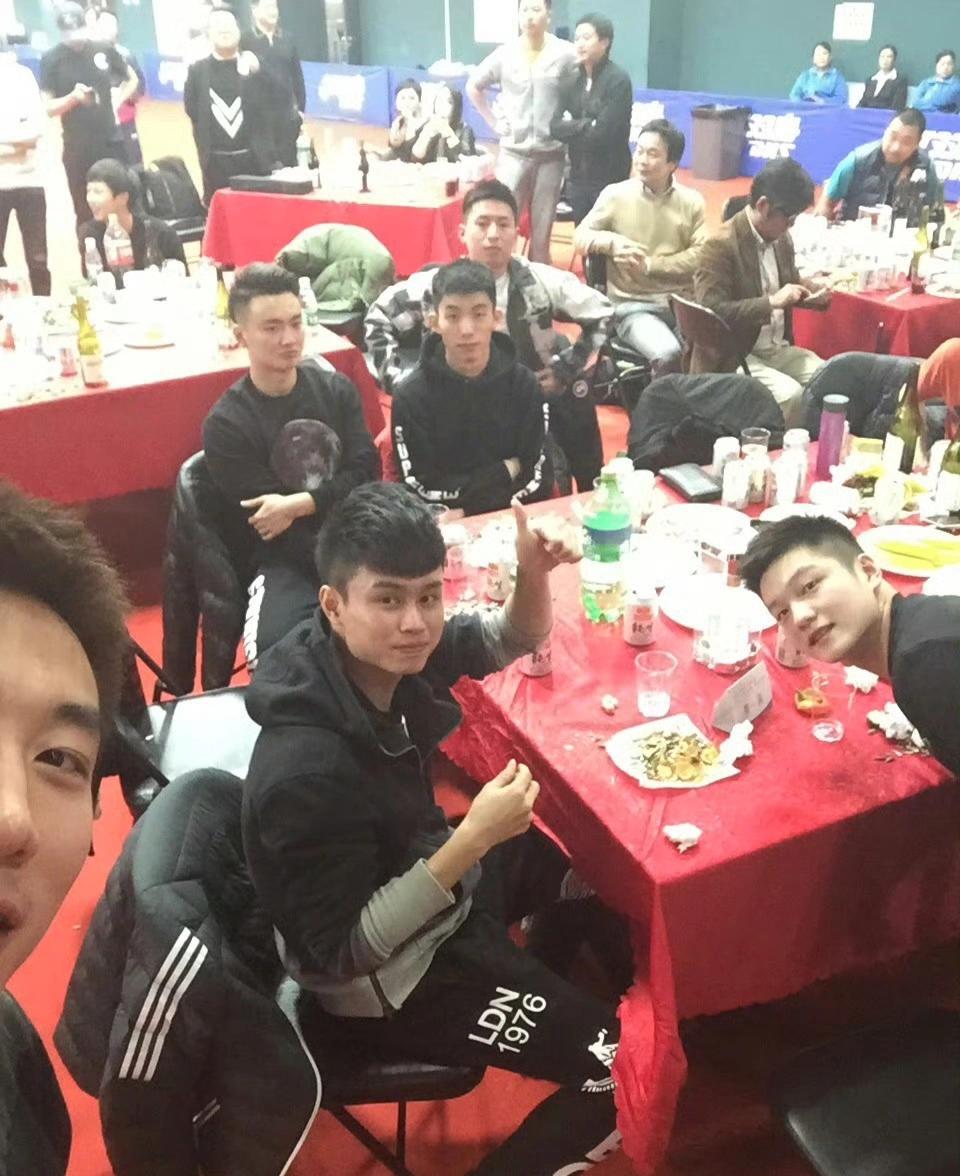 这桌乒坛球员聚餐照，我只认出了丰神隽逸的樊振东，发型拉风的周启豪，剑眉星眸的周恺