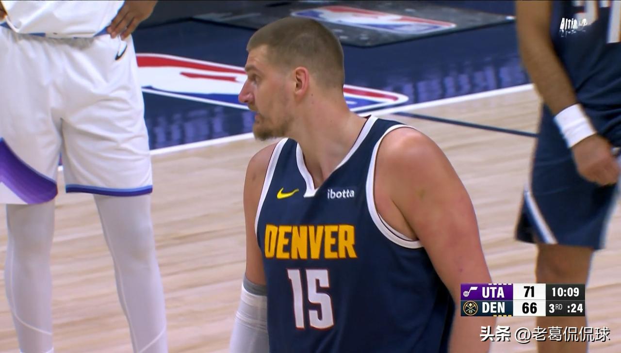 掘金超级巨星约基奇险些怒砍四双！在今天掘金主场以135：129力克爵士的比赛中，