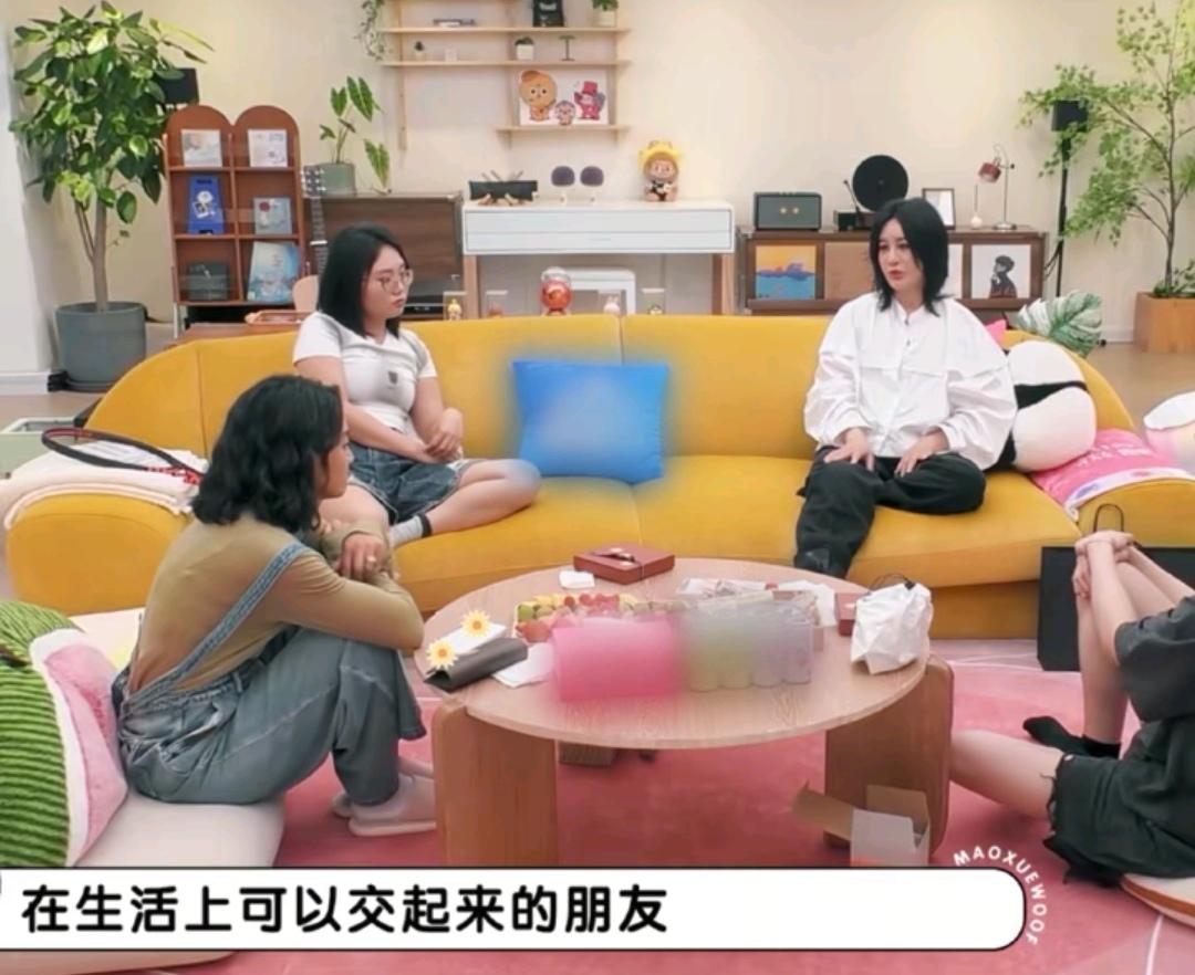 原来朱丹的丑照都是周一围拍的
尚雯婕说朱丹学英语的时候，总是跟她抱怨太难了，尚雯