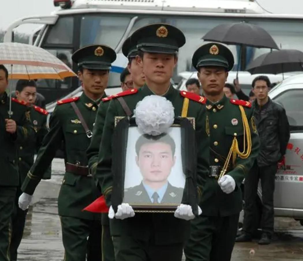2010年，24岁民警付出生命代价救出18名复旦高材生，没想到救的竟是一群白眼狼