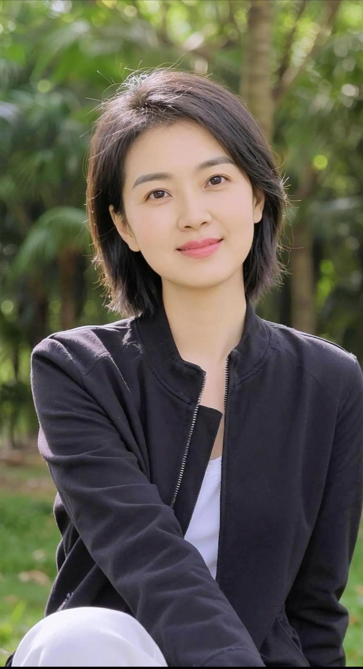 元气满满的自然女孩，微笑面对每一天！🌞🌿
自然甜系少女 自然美少女自拍