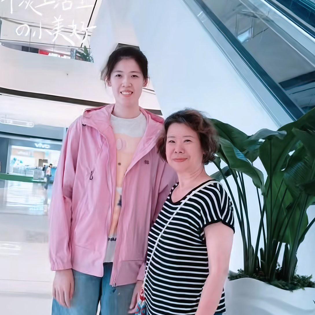 今天凌晨在抖音刷到了李盈莹和球迷的合影，感觉妹妹气色不错，一脸微笑，亲和力爆棚！