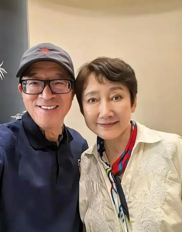 很久没见成方圆在公开场合露面，花甲之年的她精神状态挺好，笑起来温润祥和，身边的老