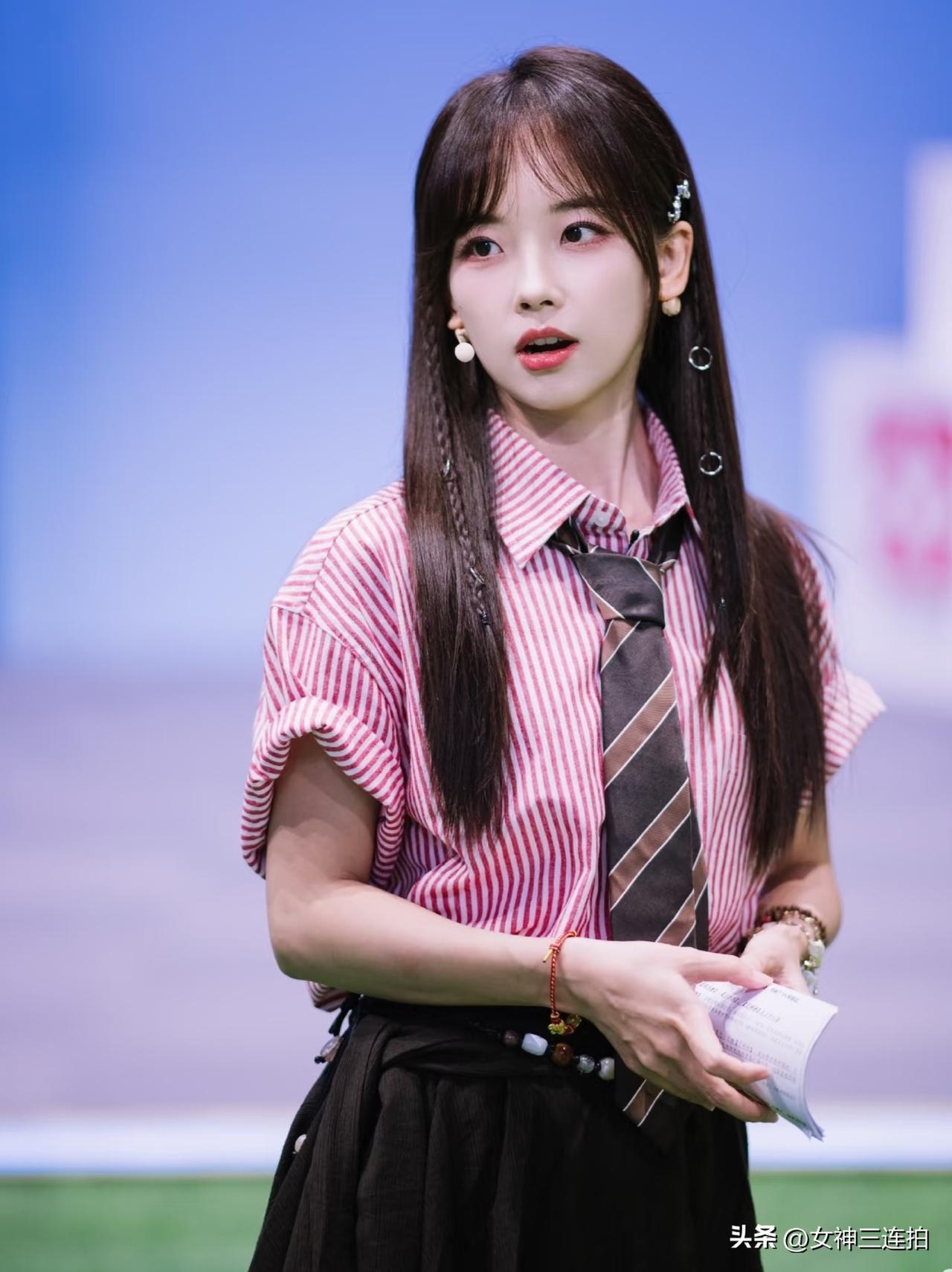 元气少女穿搭指南👩‍🎓 条纹衬衫+百褶裙，青春活力满满！💖