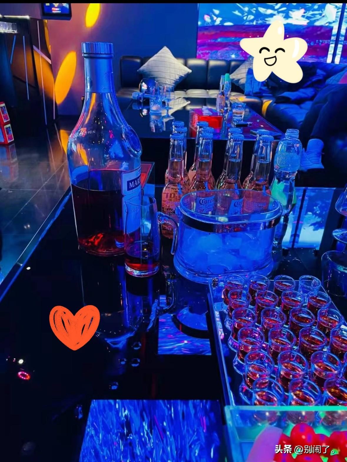 KTV
是个藏着不少故事的地方
以前，里面有不少陪侍的漂亮女孩，男人为了寻乐子，