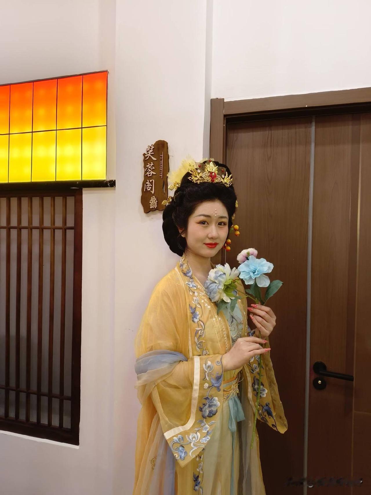 穿越时空的古典美人，手持鲜花，尽显优雅与美丽分享你见闻过的绝色美人！ 古风女人的