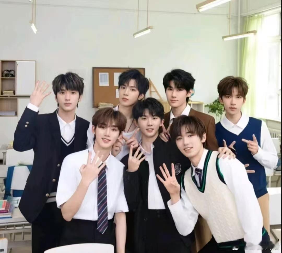 时代少年团时代少年团成团纪念日排面七年时光匆匆，少年们并肩一路成长，从初登台到闪