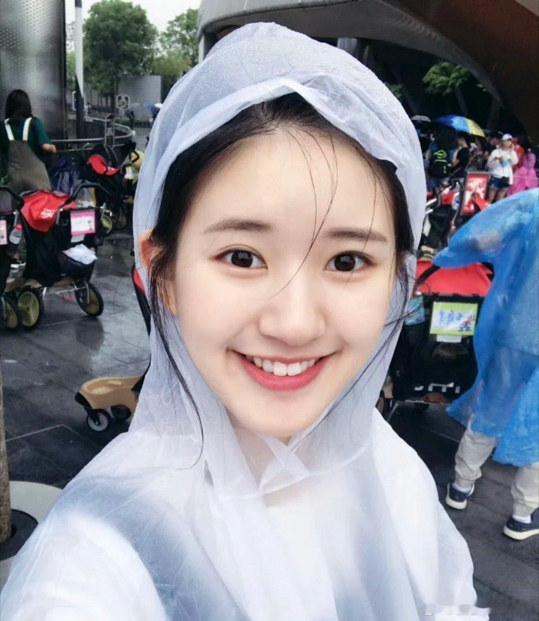 早期青涩的赵露思，满满的胶原蛋白！从小美到大 ，现在更自信更有气场了， 有种吾家
