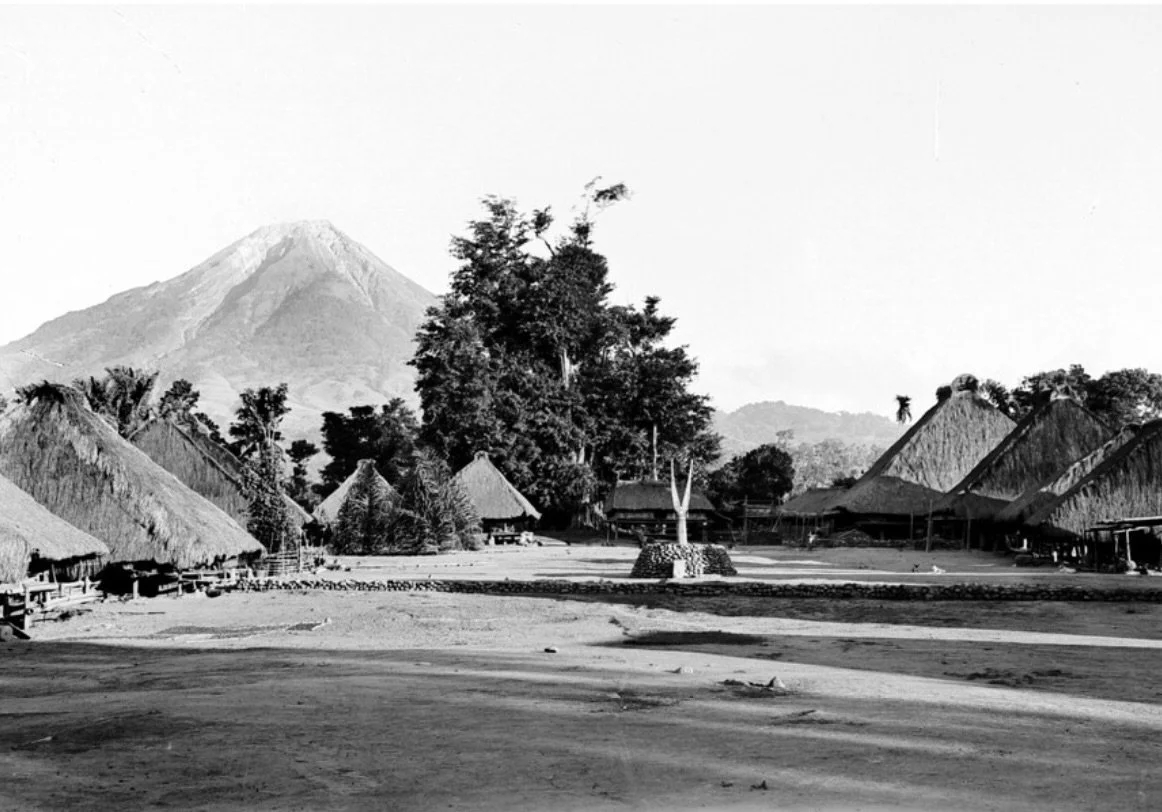 拍摄于1915年拍摄于印尼Flores岛屿的土著村落。这个岛就是发现古人类 弗洛