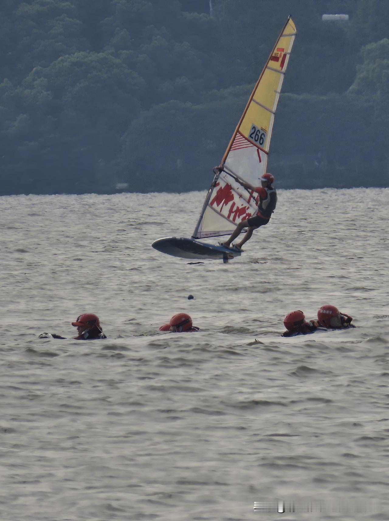 晒图笔记大赛帆板腾空的瞬间，是风与少年的共舞。水面上的追风者，用速度劈开所有平庸