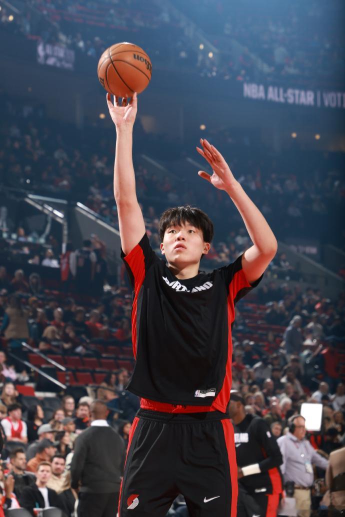 杨瀚森完成了NBA菜鸟赛季 随着今天开拓者在季后赛被淘汰，结束了NBA生涯的第一