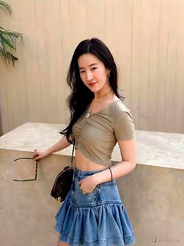 2025年12月11日，38岁的刘亦菲在社交平台分享了一组12宫格旅游照，瞬间引