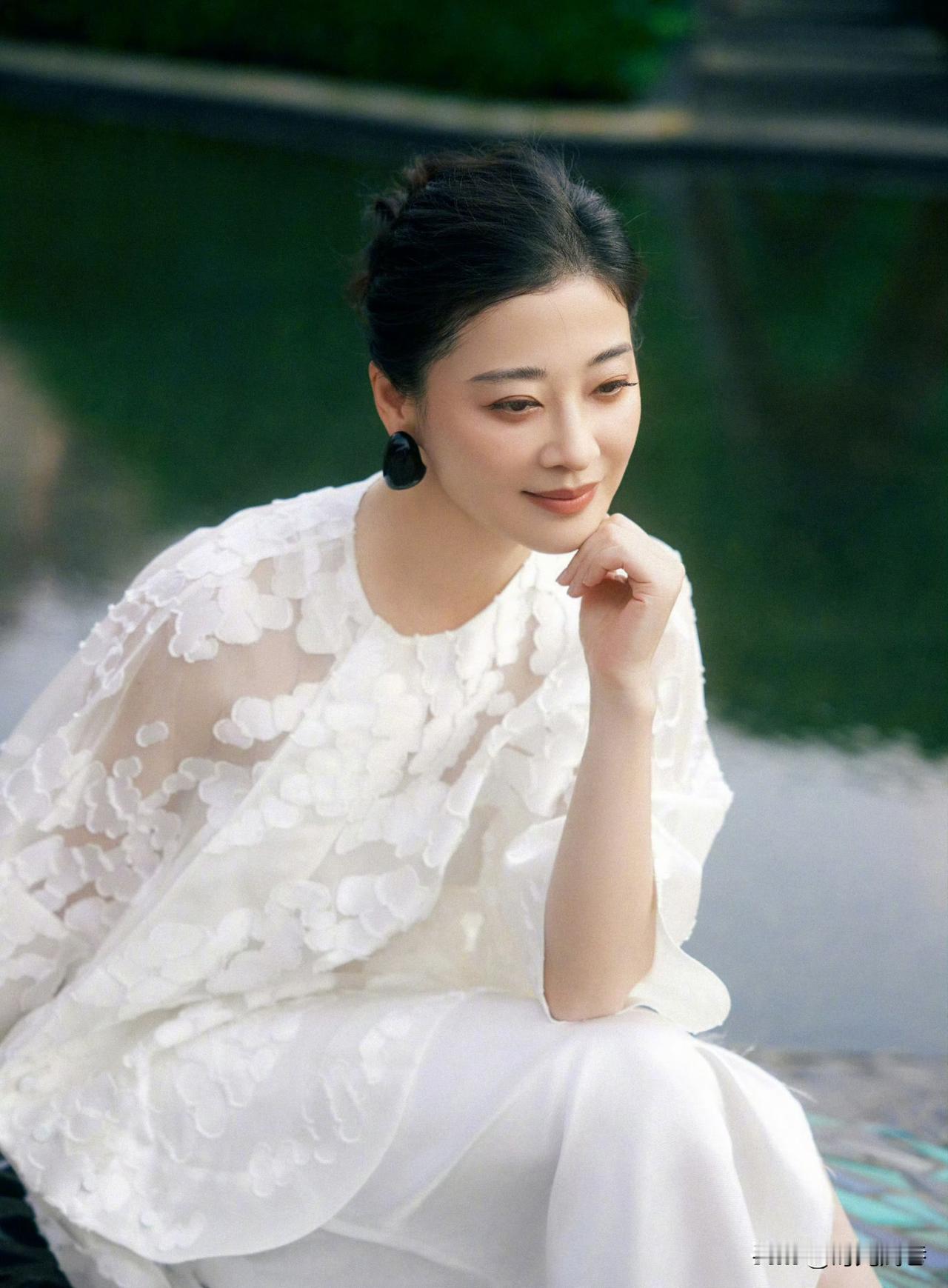 人到中年的美女演员梅婷，经过岁月的洗礼沉淀，愈发的成熟稳重，仪态万方！