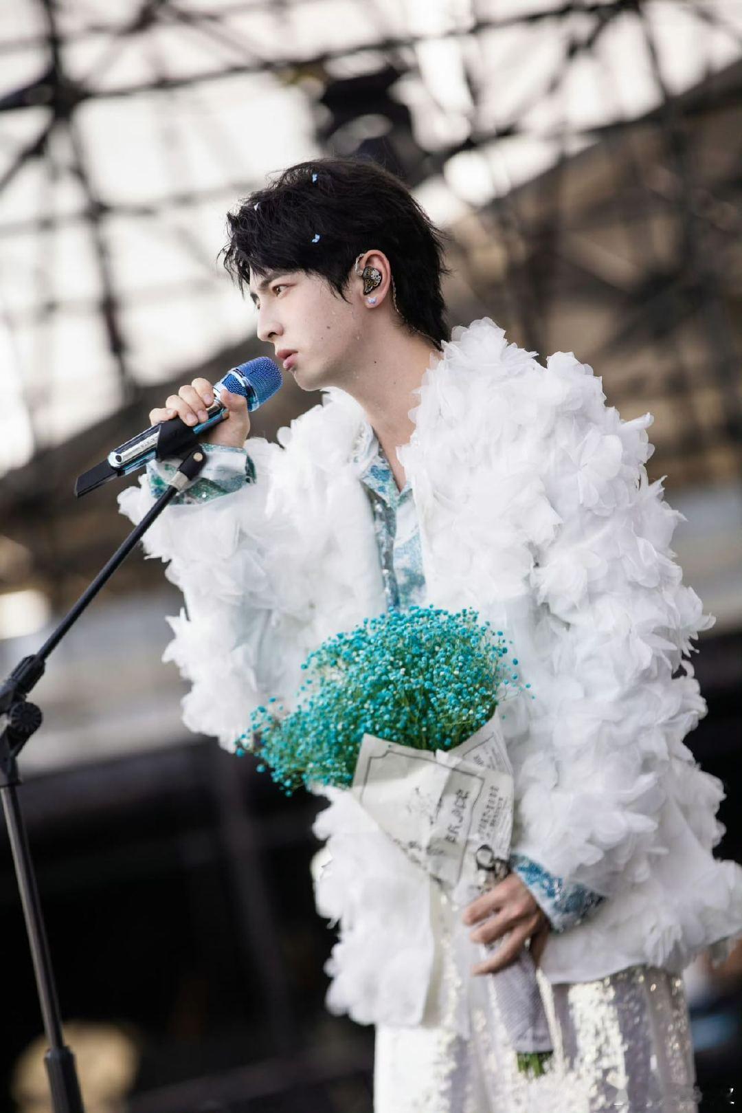 #蒲熠星演我玩黑悟空# 蒲熠星昨晚直播玩黑悟空，我打游戏的样子就这样水灵灵的被演
