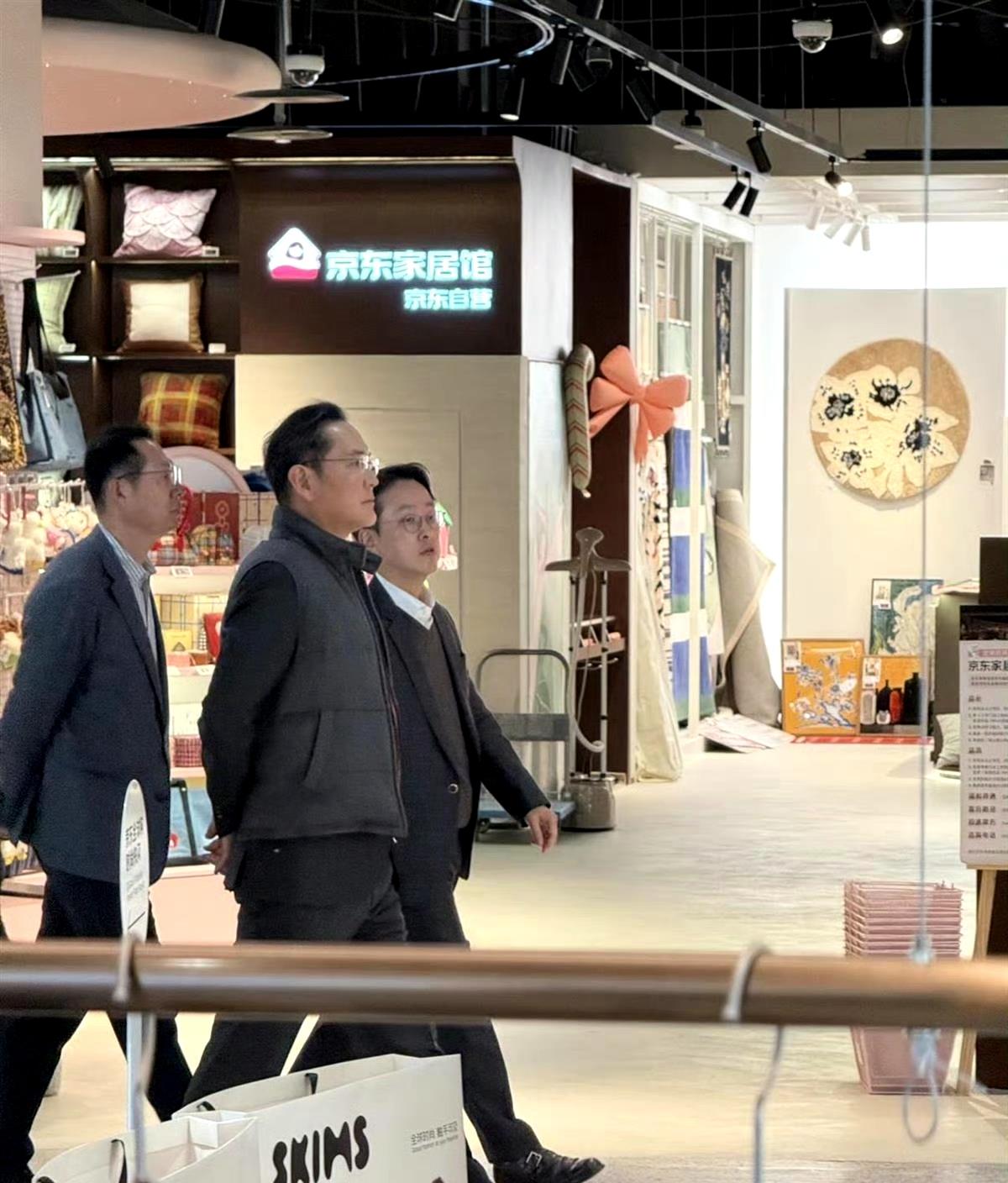 李在镕在北京商场购物，还买走100个labubu。 ​​​