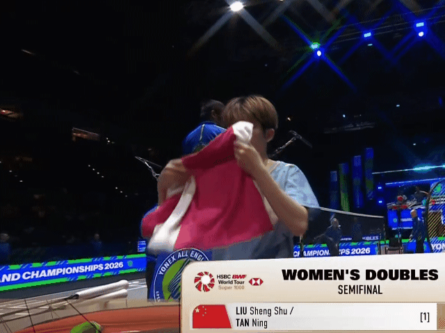 2026全英羽毛球公开赛 张殊贤好像忘带毛巾了😂小贤：拿球衣当毛巾擦擦汗 