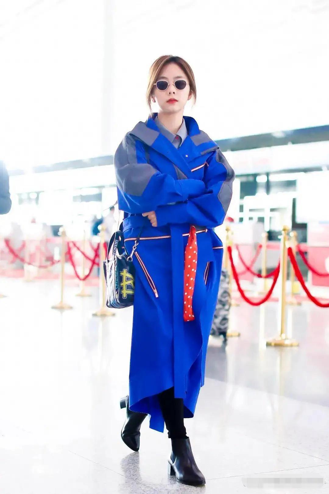 谭松韵罕见换风格，穿拼色大衣+黑色半高跟短靴，时髦精致又高级！显得整个人干练又精