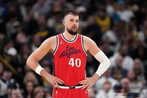 快船球迷把责任推给祖巴茨真的没道理啊。祖巴茨表现不如上赛季，但也差不了那么多。快