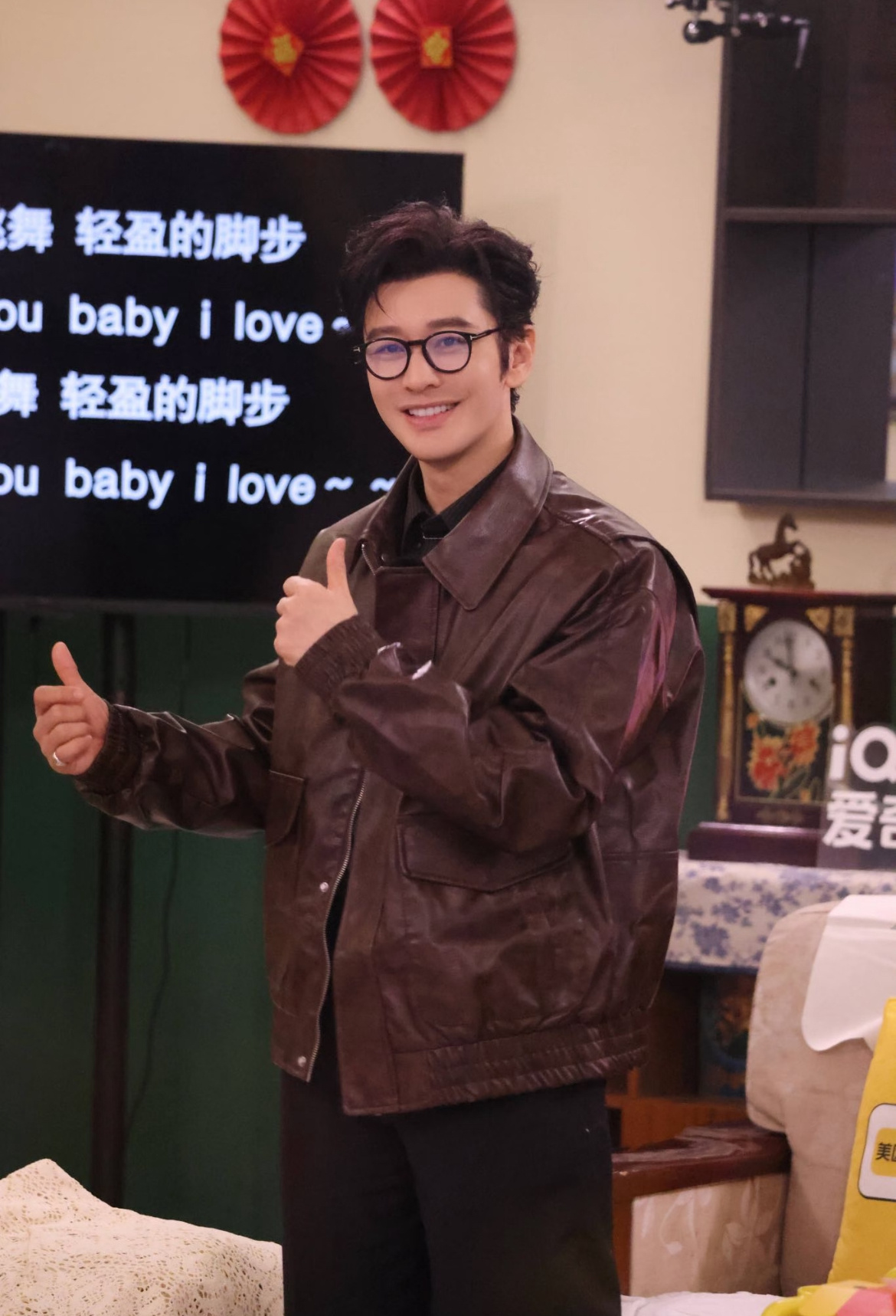 黄晓明工作人员说小海绵像王俊凯黄晓明希望小海绵能像王俊凯笑晕，黄晓明理想型小孩模