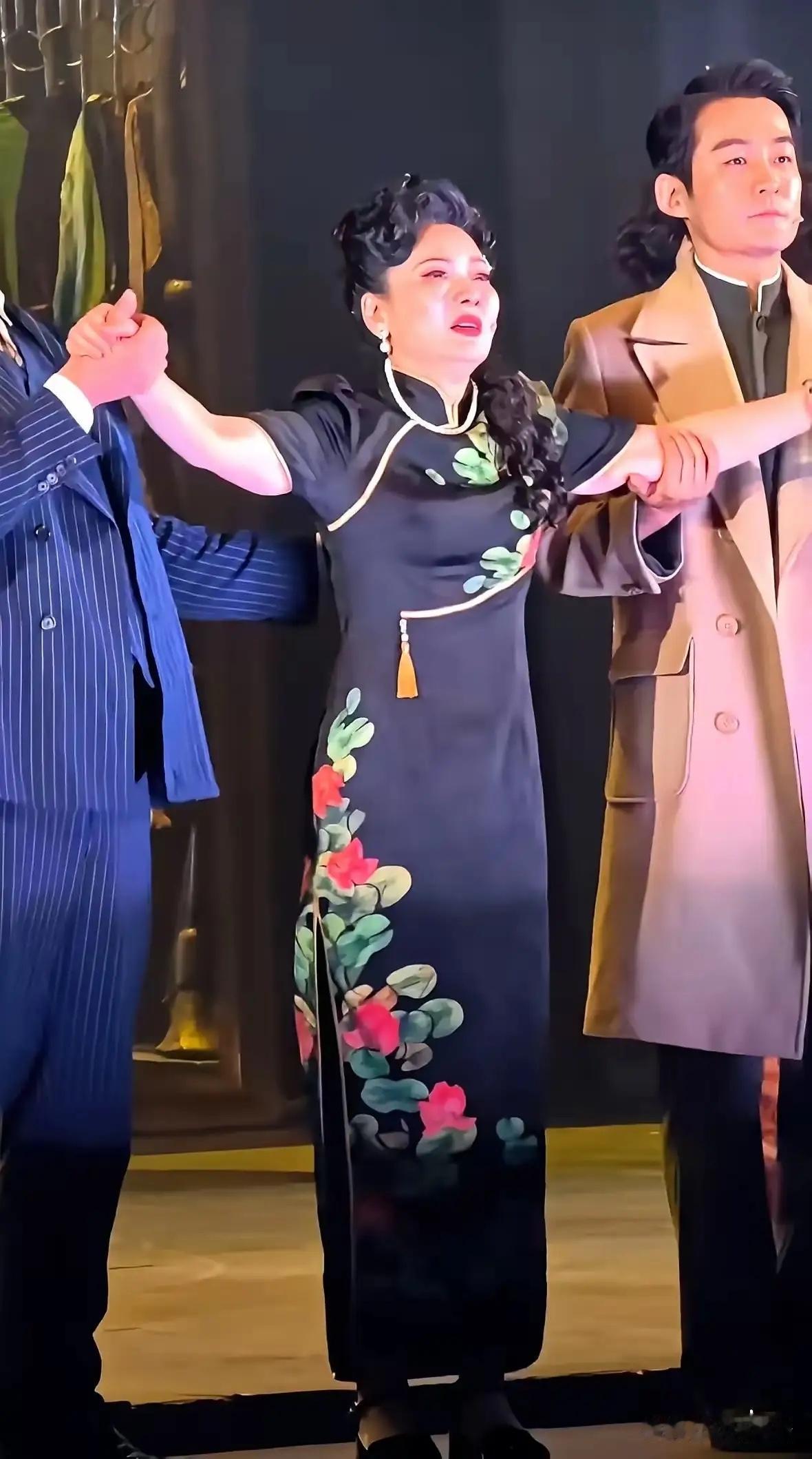 谁能想到，台上光彩夺目、演技封神的演员，落幕瞬间早已被病痛压得直不起身。话剧《日