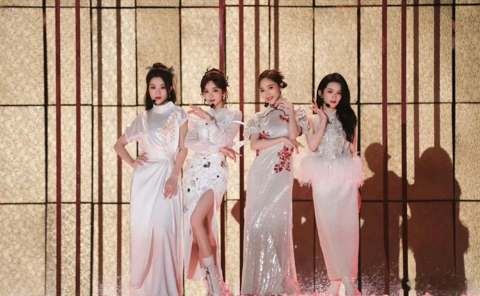 陈昊宇，陈丽君，吴宣仪，侯佩岑浪姐《花田错》舞台照 ​​​