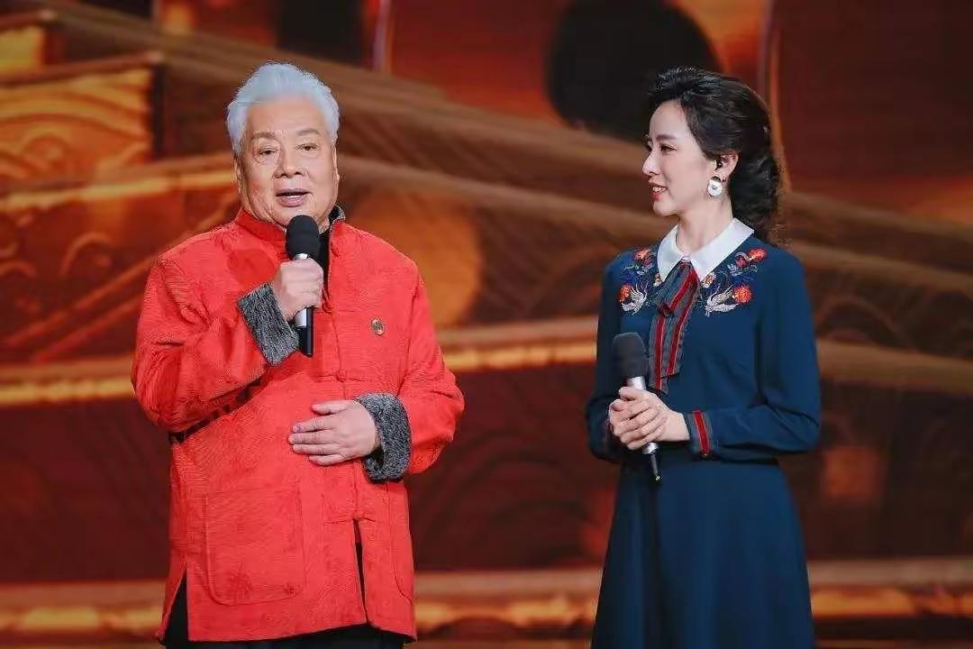 1961年，22岁朱龙广对14岁的吴惠芳一见钟情，原本朱龙广想等她长大些表白。，