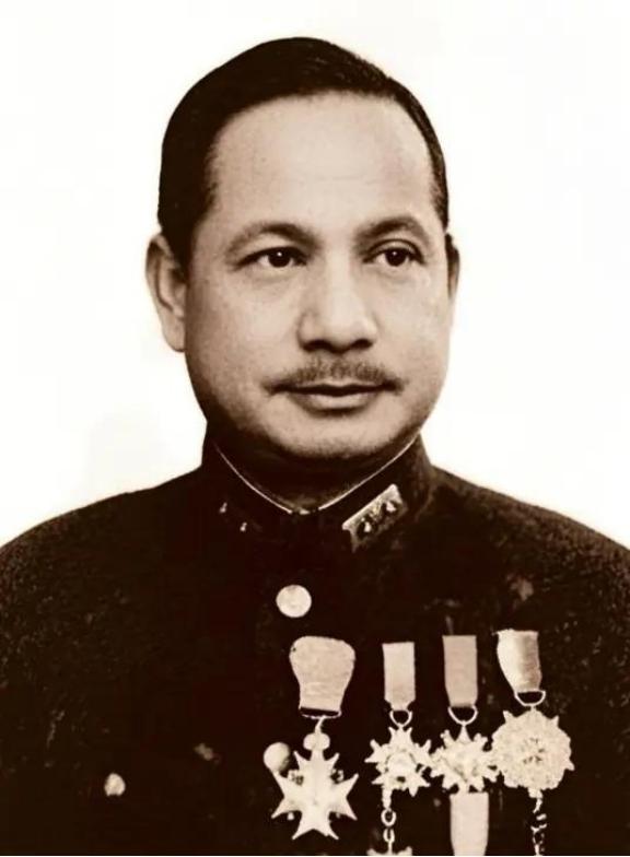 1934年，红军开始长征时，吴奇伟还是国民党军中的一员。他奉命参与追击红军，从中