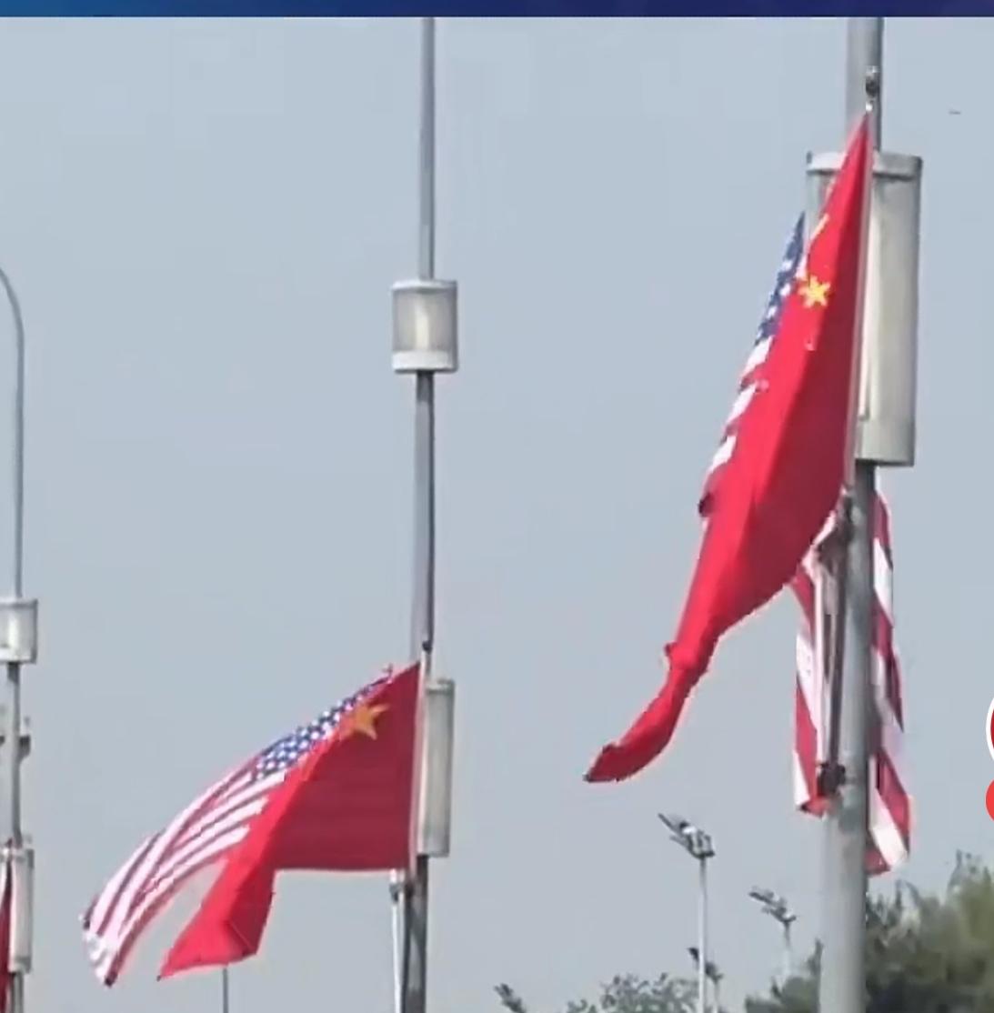特朗普来访，北京机场高速公路附近挂起了中美两国国旗。
     中国人民爱好和平