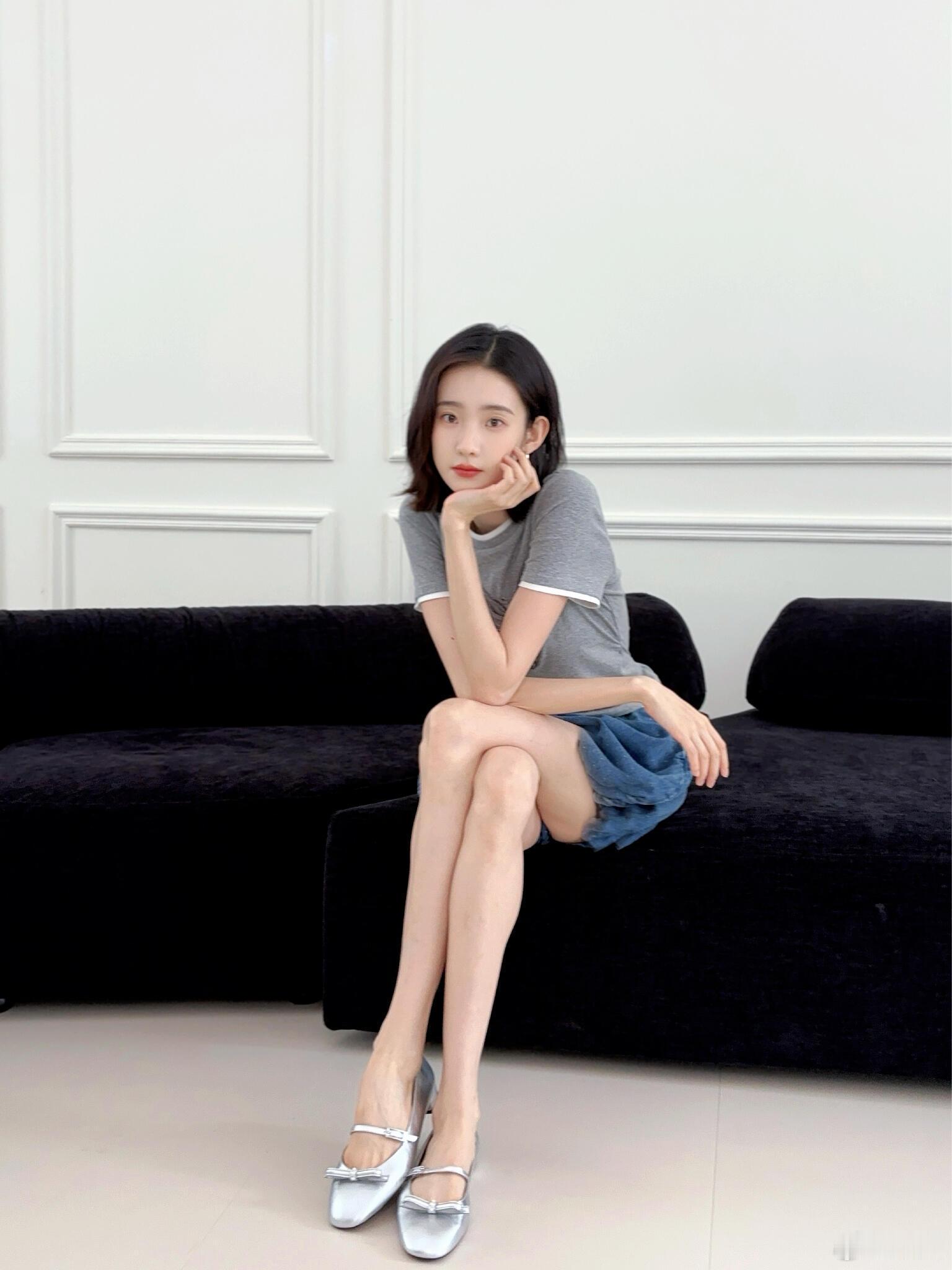 张艺凡 💙 周末大秀美腿 ​​​