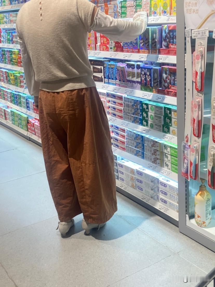 现在满大街都流行这种肥腿裤！
从腰部开始，看这条裤子，裤子两边鼓鼓的，就像香蕉一