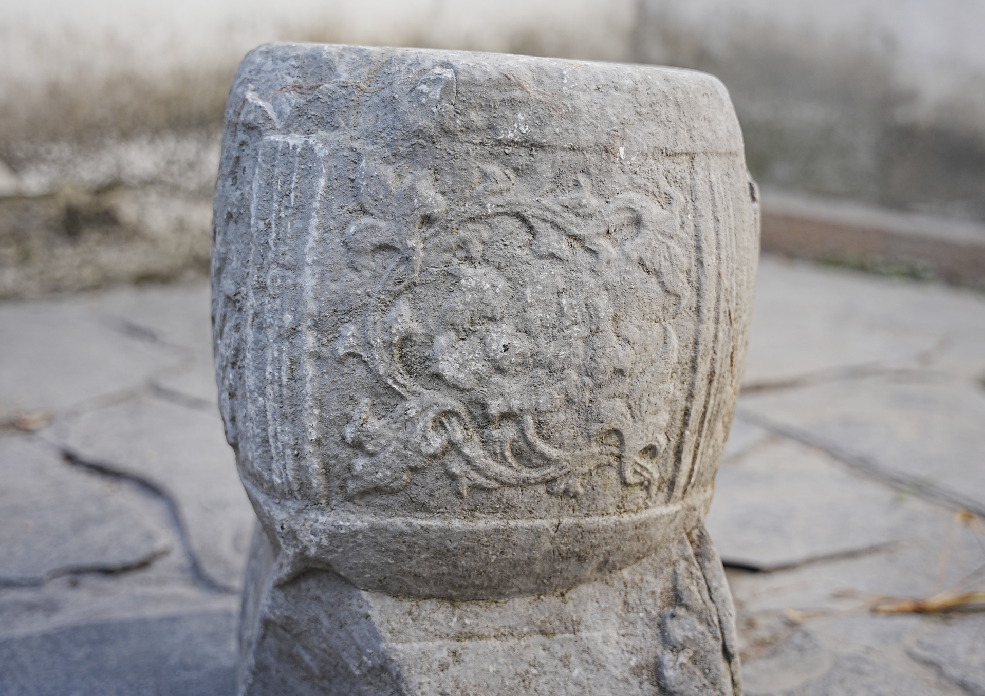 仍在给人坐的宋元石家具？苏州怡园入口附近的美麗鼓形石凳，造型为一鼓+一仿木座，鼓