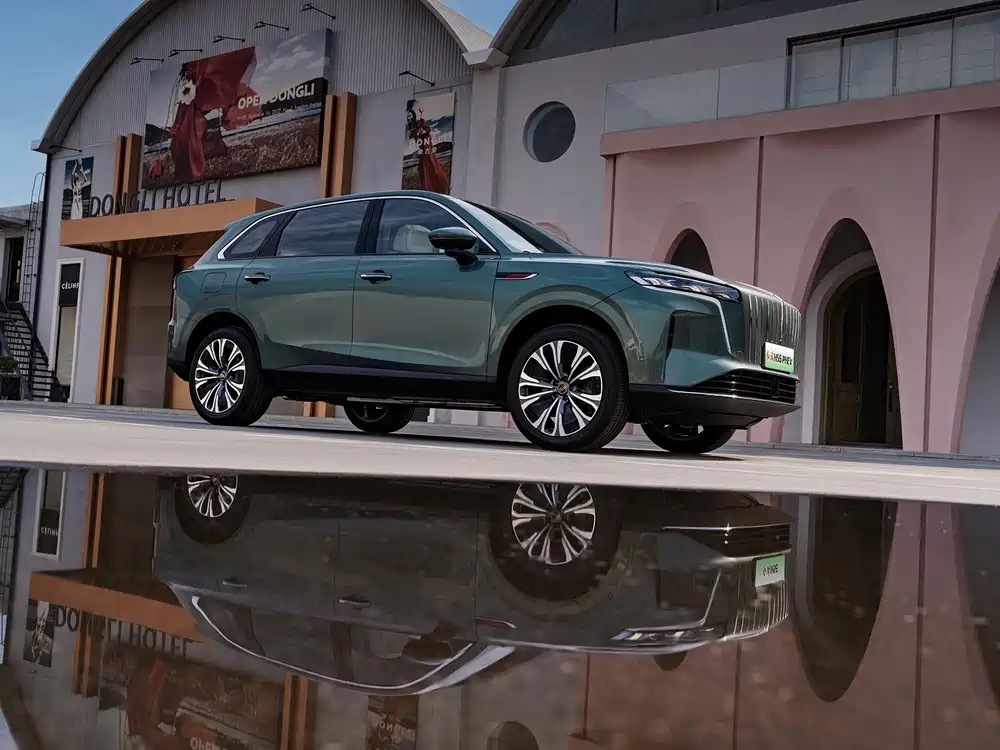 红旗HS6 PHEV 插混中型轿车，国产商务混动车。1.5T插混系统，纯电续航1