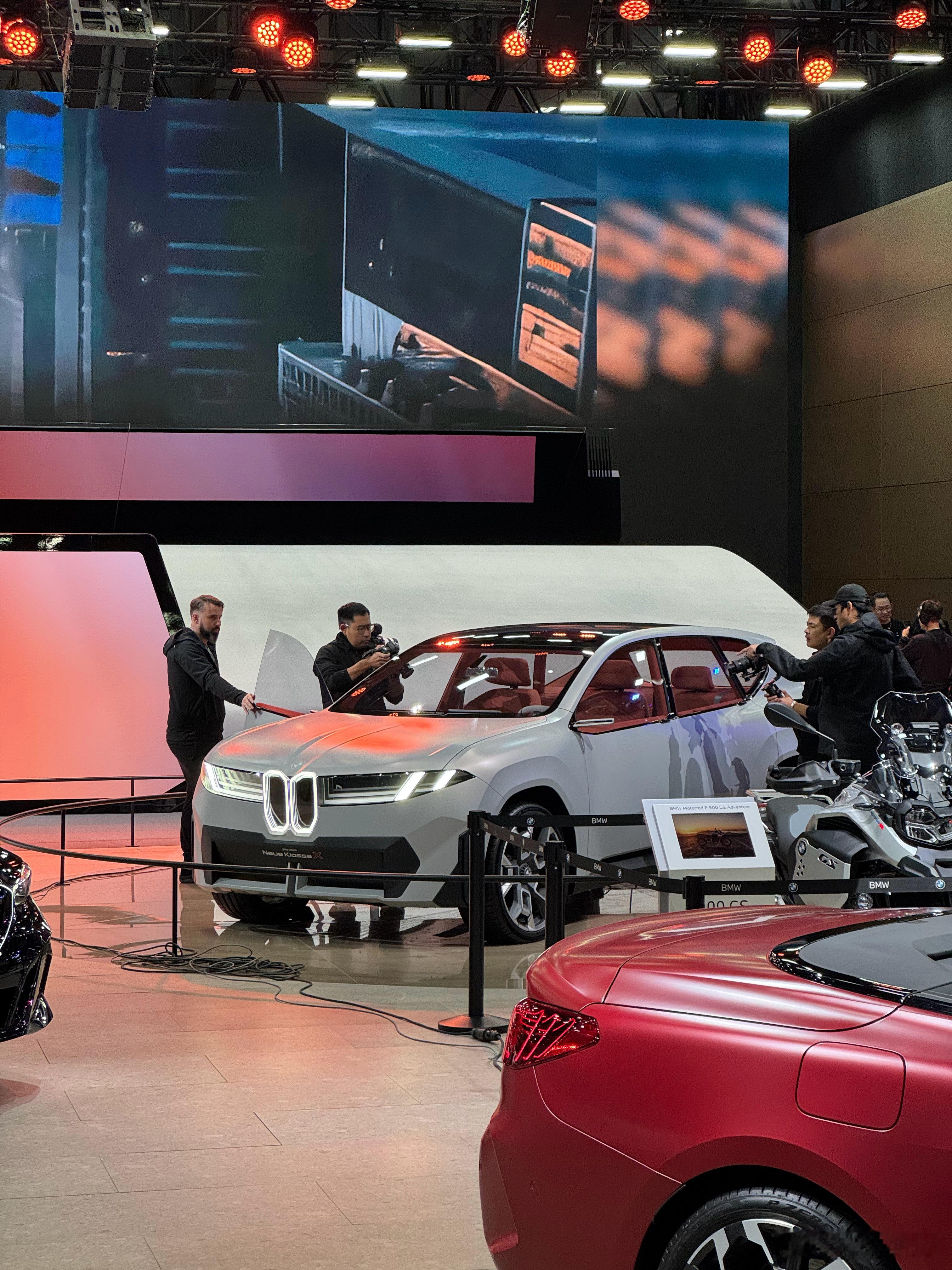 见到实车了，全新iX3，样子还是非常概念的，远处看样子感觉有点小。这台车会有宝马