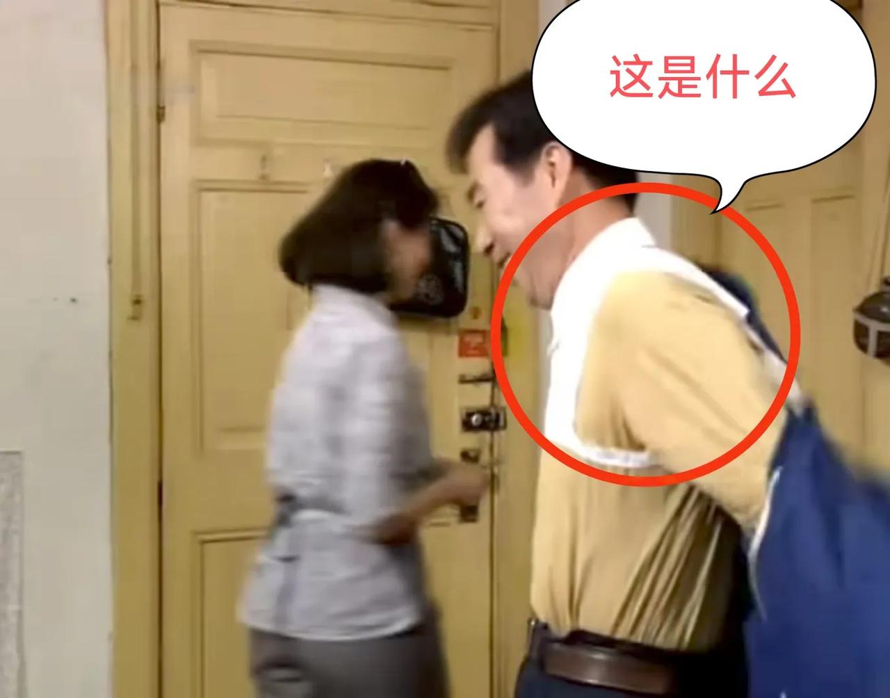 电视剧里看到的，这男主这红圈里白色的是什么衣服？