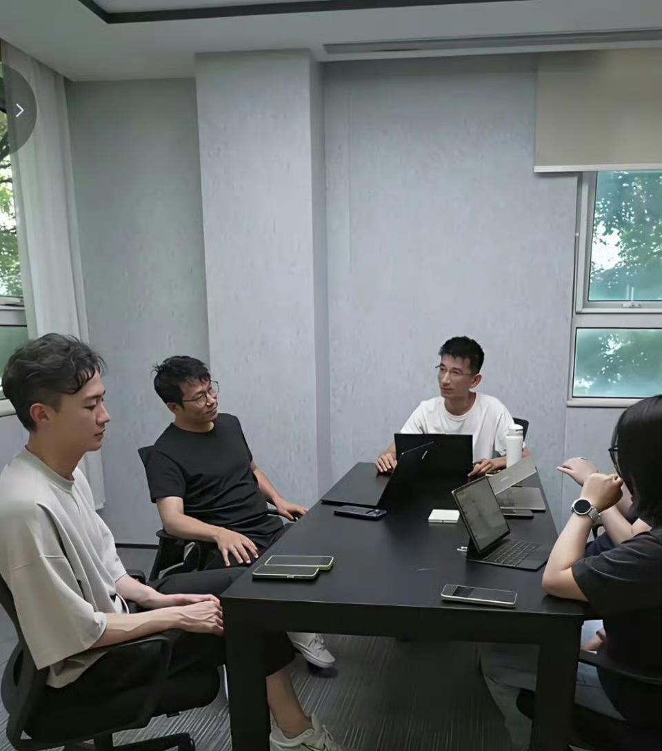 石明：网友都在问咱们工号前五人是谁。
天权：还好奇前四位都是什么身份。
石明：一