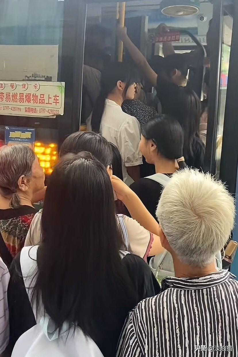 江西赣州，家长称学生早高峰上学时，被免费领鸡蛋的老人抢坐公交导致迟到，呼吁取消老