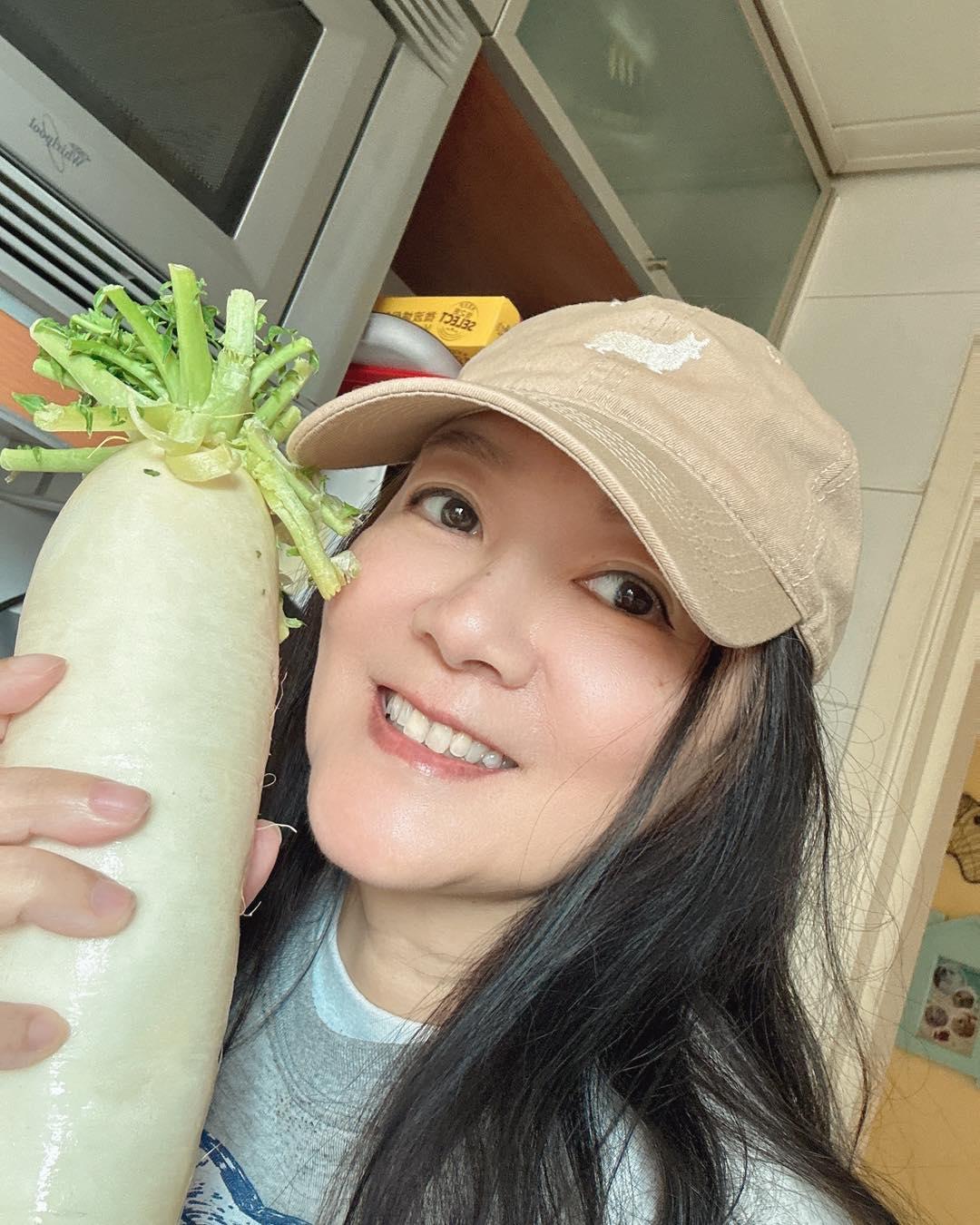 她是香港著名男星郑子诚的老婆，当年在香港TVB主要担任主持、司仪工作，曾主持的有