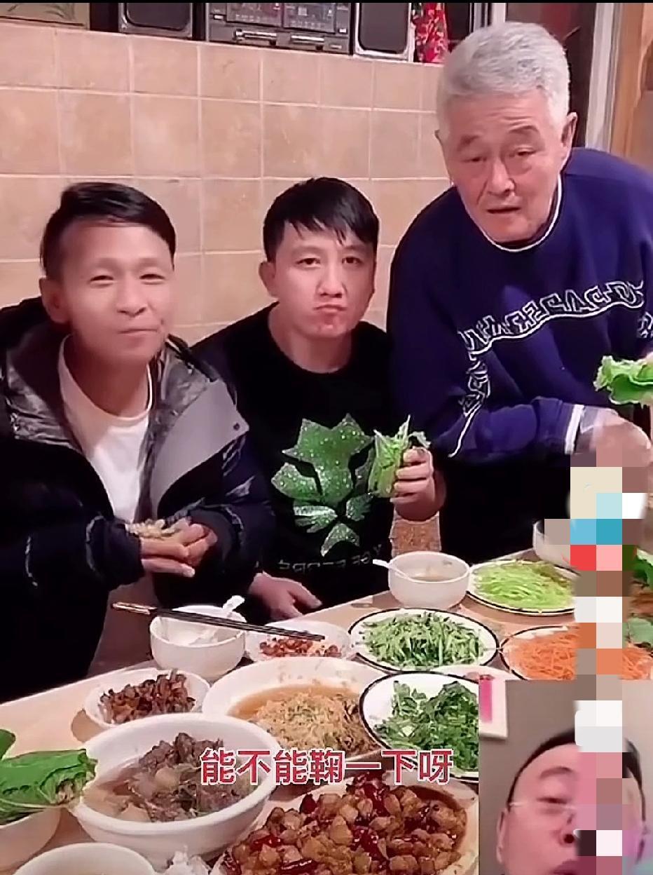 潘长江还在把白发染黑时，赵本山早已看清了真相。
他对着镜头摆手：“人老了就得有老