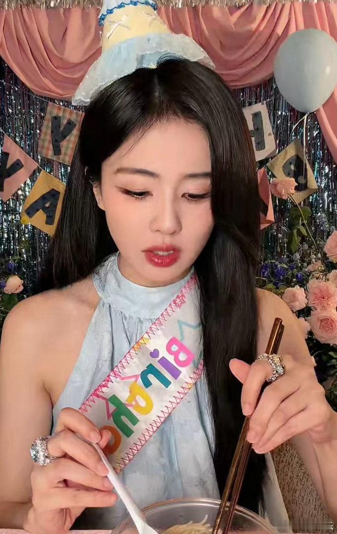白鹿生日吃上了妈妈做的面白鹿组建团队后第一个生日 白鹿生日直播里最动人的画面，就