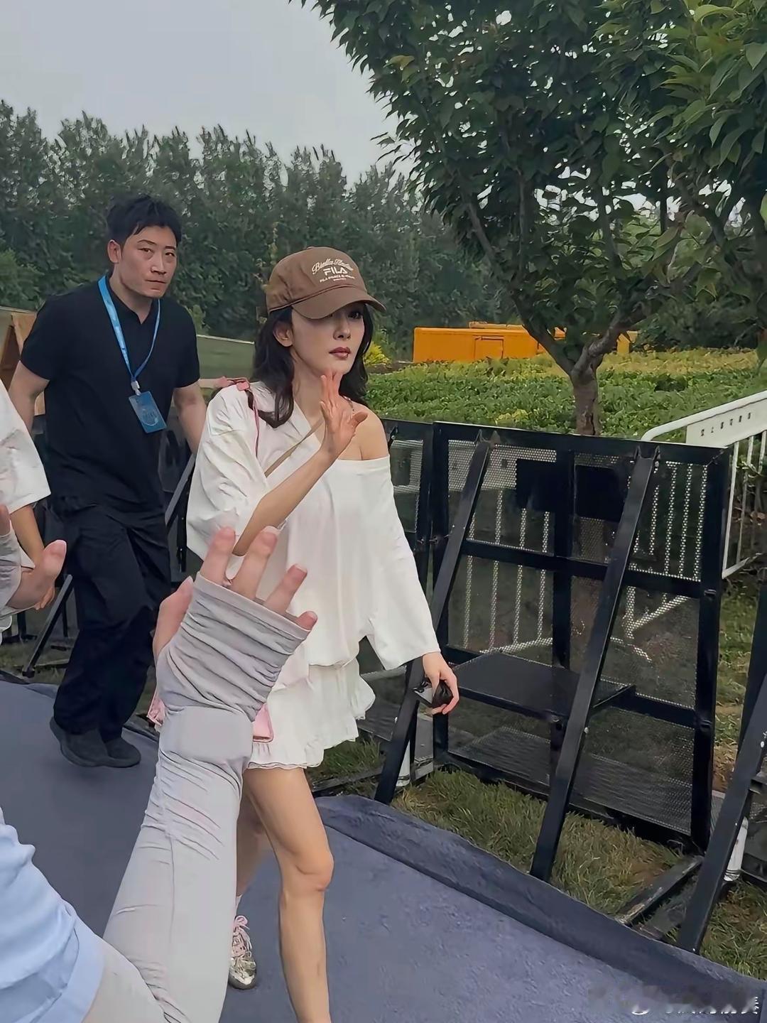 原来杨幂现实中是长这样的，也不是很上镜！ 