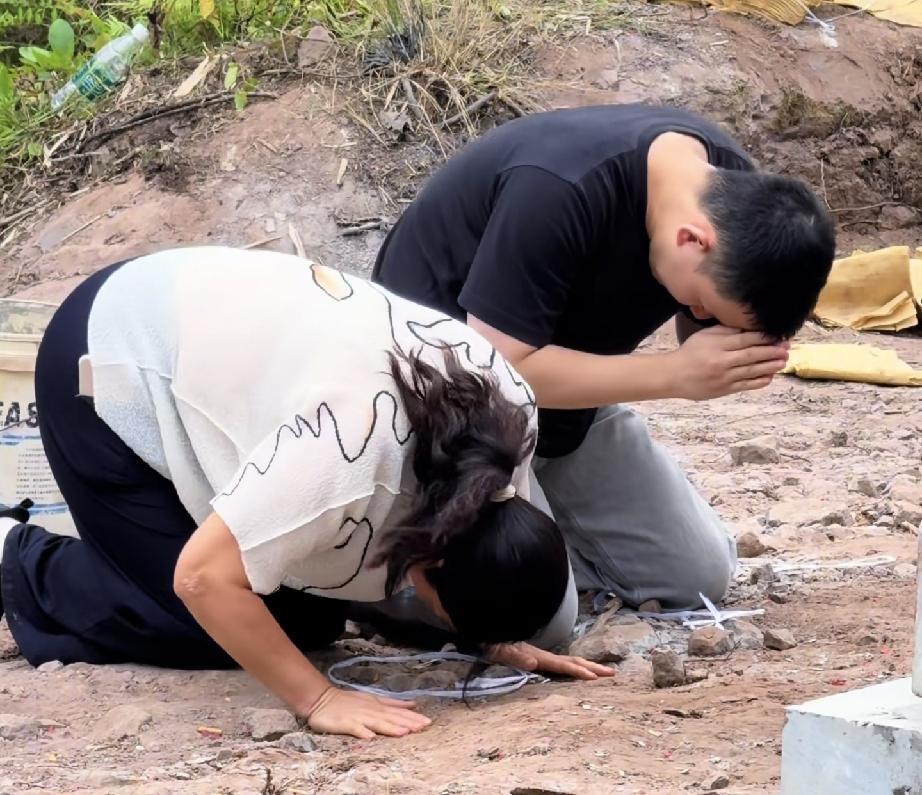 谢浩男在外公坟前跪拜引泪目！
6月16日谢浩男妈妈许健华终于更新动态了，视频中许
