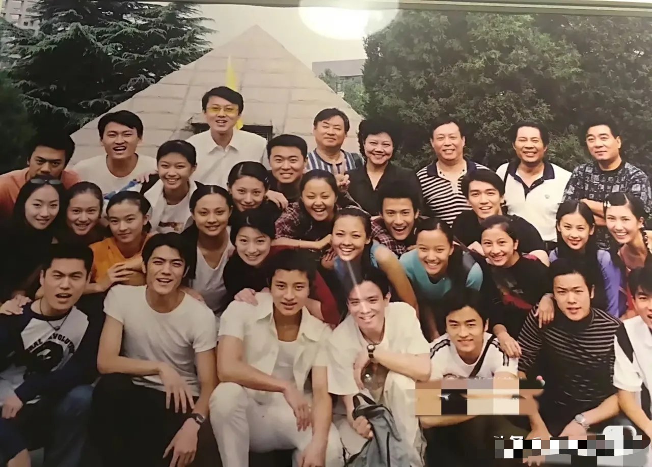 黄圣依和贾乃亮居然是同班同学！黄圣依在人群中很抢眼啊！气质真好！第一眼就看到了 