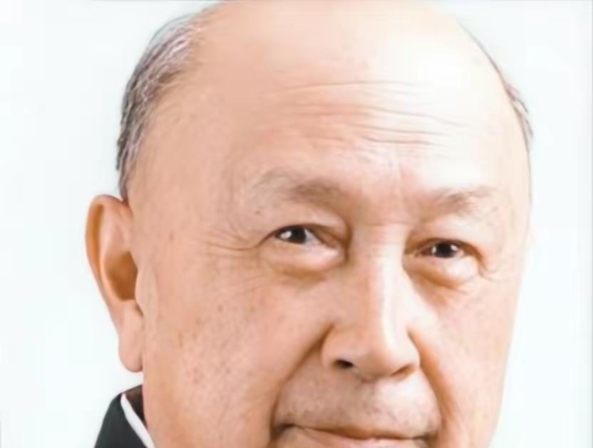 1964年冬夜，钱学森筷子尖悬在鸡肉上方半寸，突然厉喝：“别动！有苦杏仁味！”警