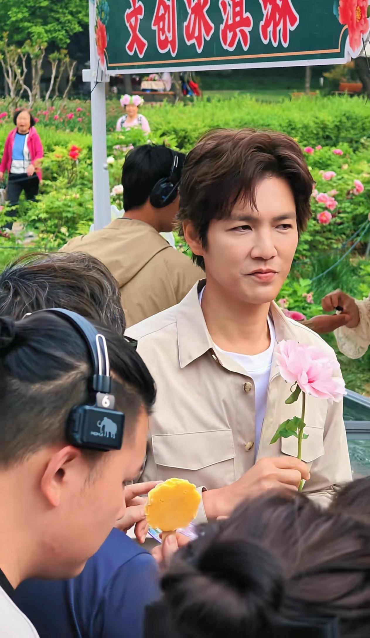 钟汉良现身洛阳牡丹园，这状态太好了！
        他一身浅卡其色休闲套装，墨