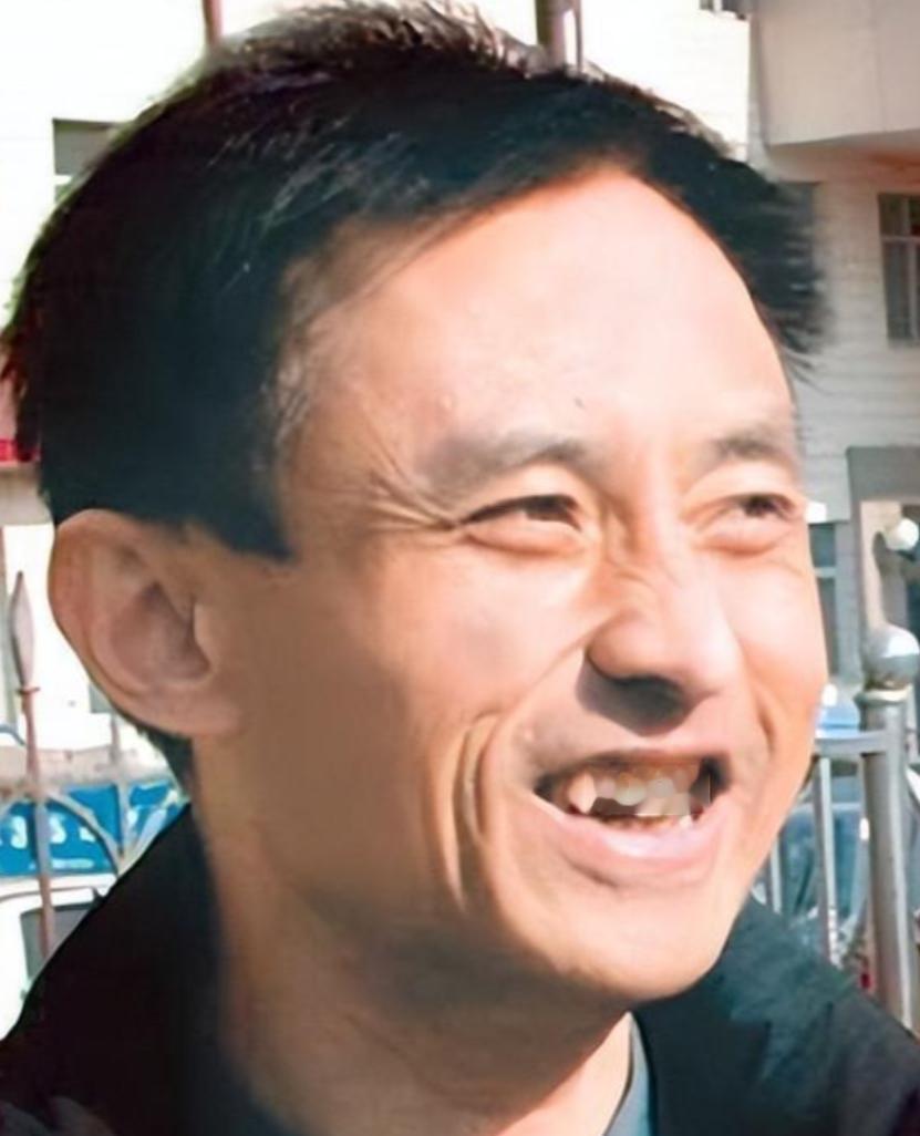2002年，河北唐山，民警郭精忠夫妇在家中遭蒙面歹徒袭击，重伤垂危。受害者夫妇指