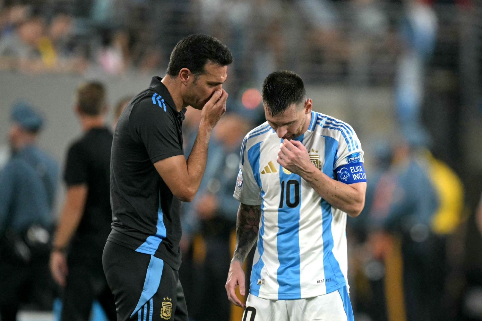 斯卡洛尼比赛间隙确认梅西身体状况，一切OK👌#梅西[超话]# #梅西进球# #