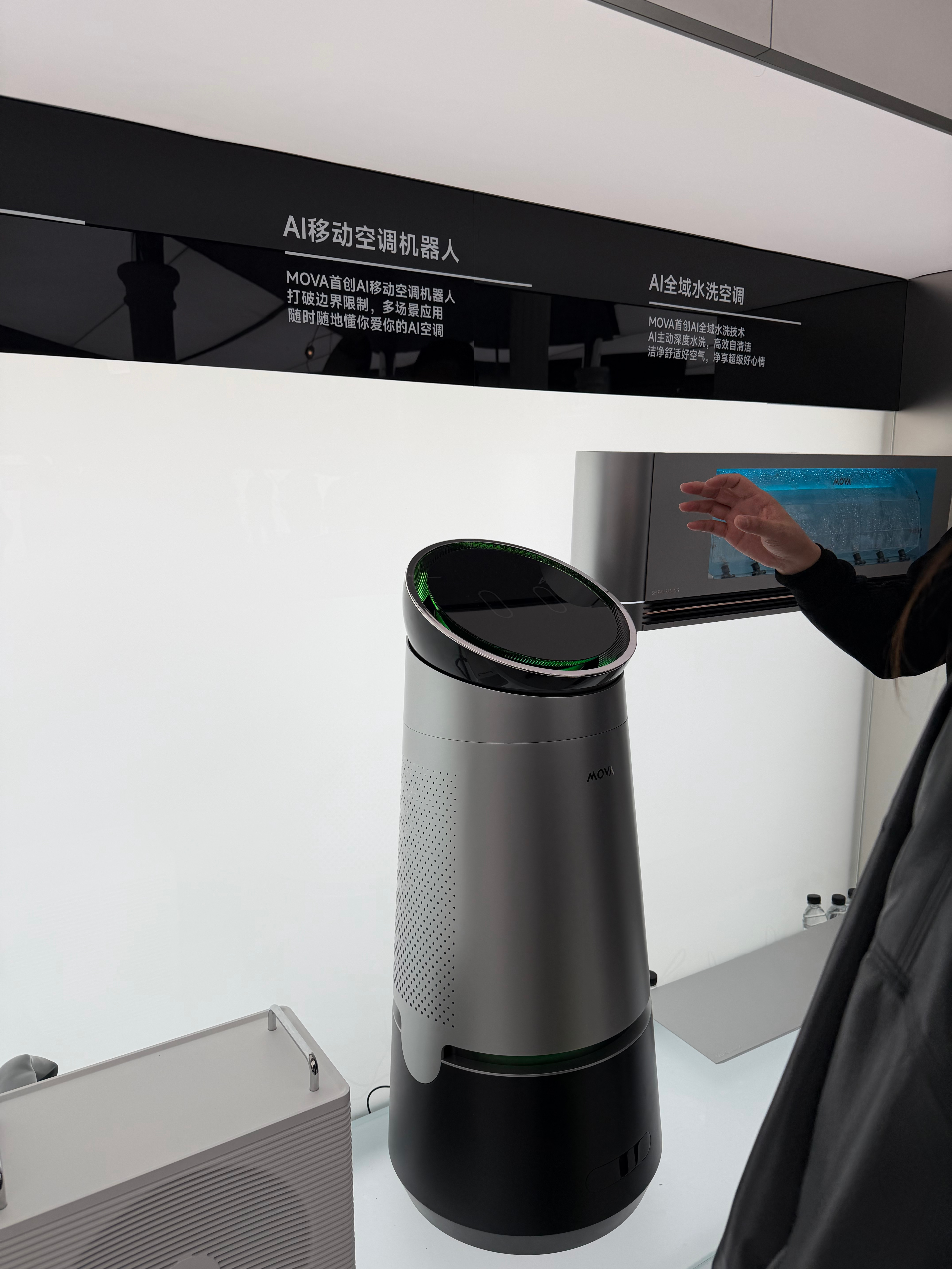 看上个移动空调，来自MOVA品牌，感觉不错，运行方式跟扫地机器人一样要回充电仓补
