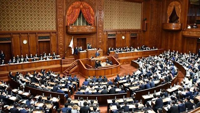 2026年度预算案在日本众议院快速通过，在野党纷纷批评。中道改革联合代表称充分审